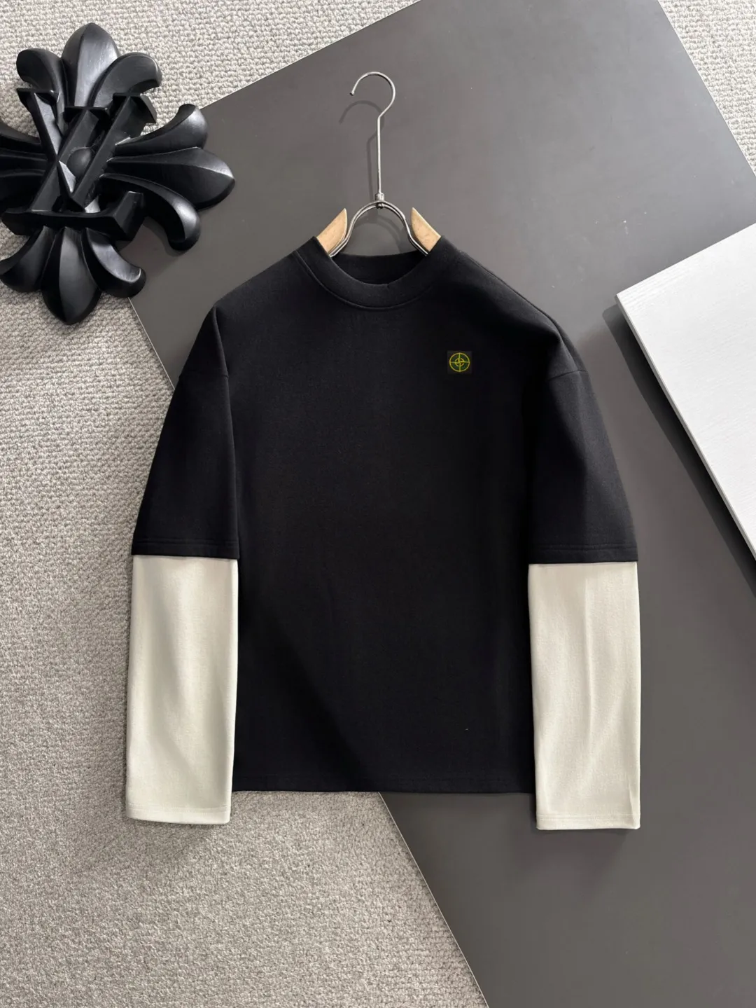 Next day shipment P360 Stone lsland/Stone Island Exclusively launches 25ss autumn and winter new products. Many stars share the same style. Craftsmanship that ordinary small workshops cannot copy. We are not afraid of any challenges in terms of materials, detail restoration and craftsmanship, just to provide you with wonderful products. Compare the top original versions at will. No expense is spared just to do better. Unique imported fabric feel. Purely imported German machine production. Precision operation. Thousands of needles density. Full set of new accessories with three standards for simultaneous customization. The upper body is versatile and fashionable. A perfect choice for autumn and winter, a must-have item. Size chart: M to XL (or state your height and weight when placing an order)